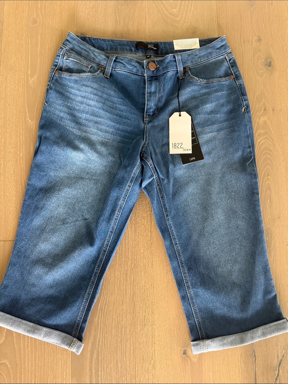 1822 Denim Women’s  Medium Blue Relaxed Rolled-Hem Stretch Capri Jeans